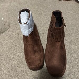 Brown low boots with zipper on the side